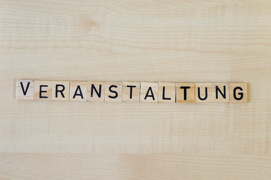 Holzplättchen bilden das Wort Veranstaltung