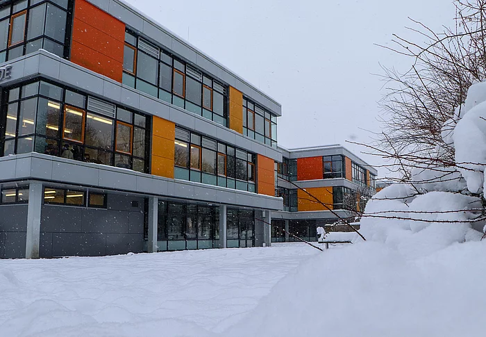 Blick auf das Schulzentrum Oher Weg im Schnee.