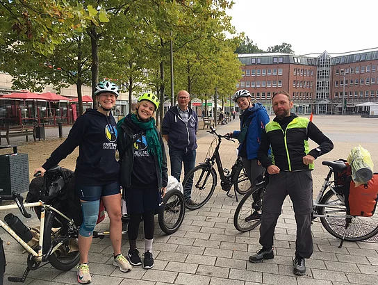 Auf dem Weg zur nächsten Station der Fairtrade Klima Kaffee Tour v.l.n.r. Paula Lottmann, Paula Friedel, Michael Zynda, Josephine Princet, Christian, Schaper Foto: U.Mueller-Kopsch