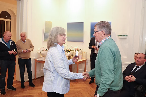 Martina von Bargen gratuliert zur Auszeichnung.