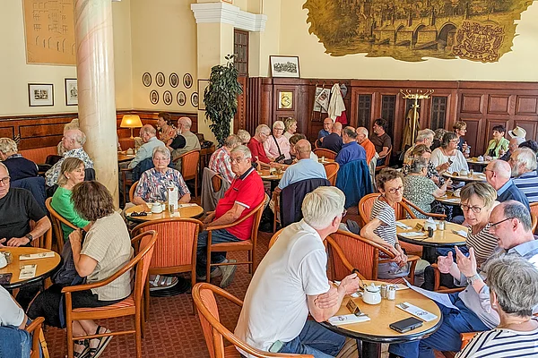 Ein Gruppenfoto vor dem Schweriner Schloß.