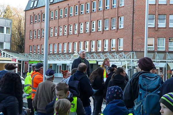 Bürgermeister Rainhard Zug steht erhöht und spricht zu Teilnehmern.