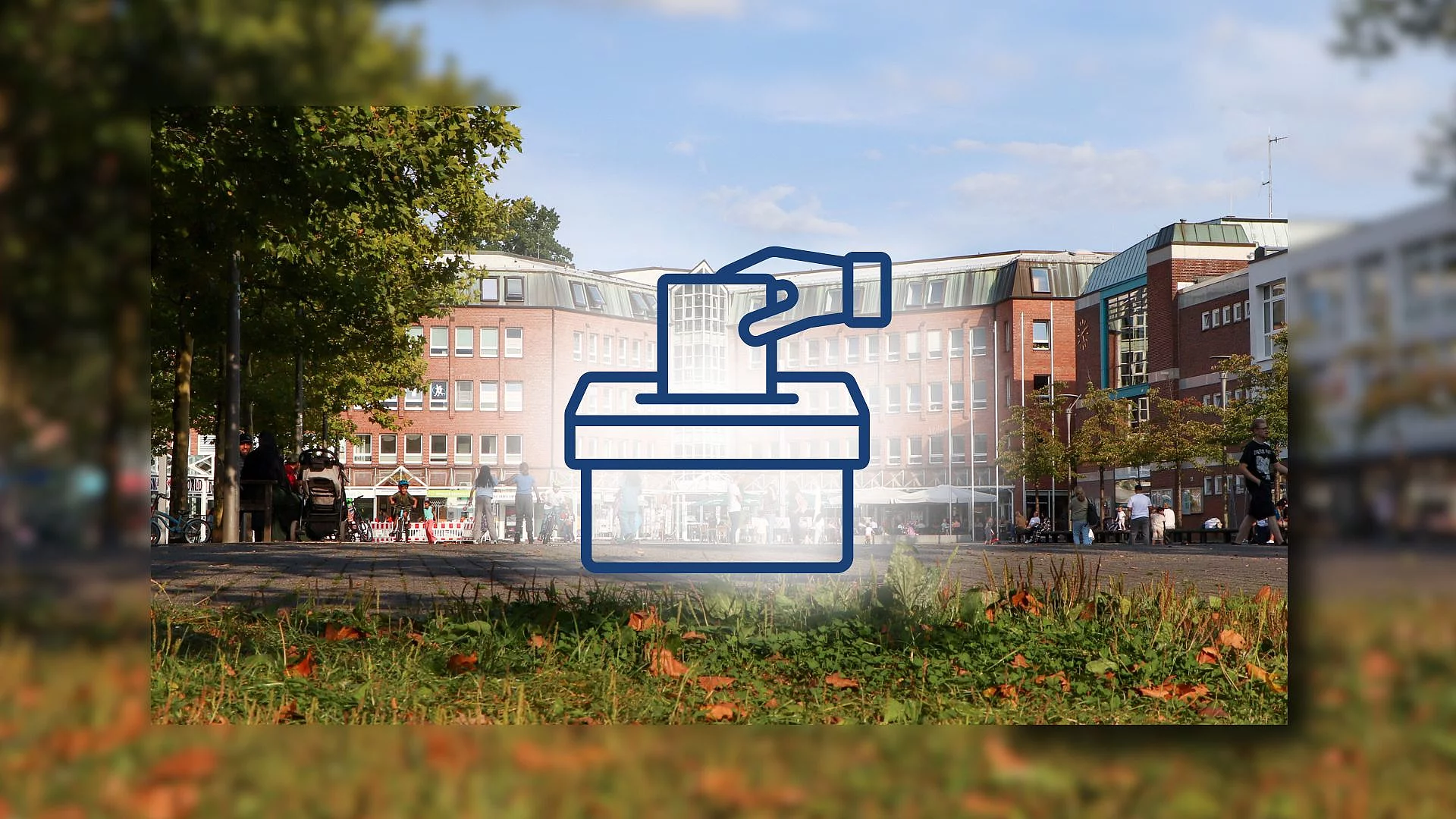 Eine Bildcollage: Vor dem Foto des Rathauses ist eine Wahlurne stilisiert.