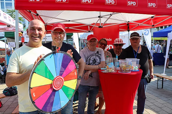 Menschen an einem Stand.