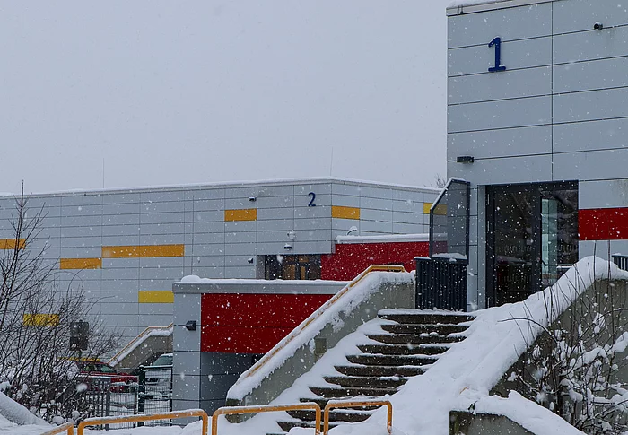 Auf den Stufen der Sporthallen am Oher Weg liegt sehr viel Schnee