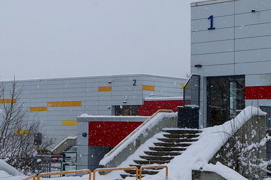 Auf den Stufen der Sporthallen am Oher Weg liegt sehr viel Schnee