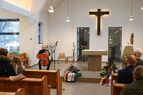 Jochen Rudelt spielt Cello