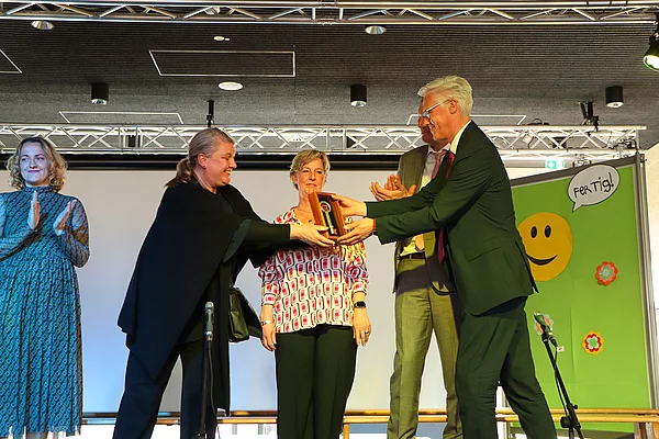 Die Architektin übergibt den symbolischen Schlüssel an Bürgermeister Rainhard Zug.