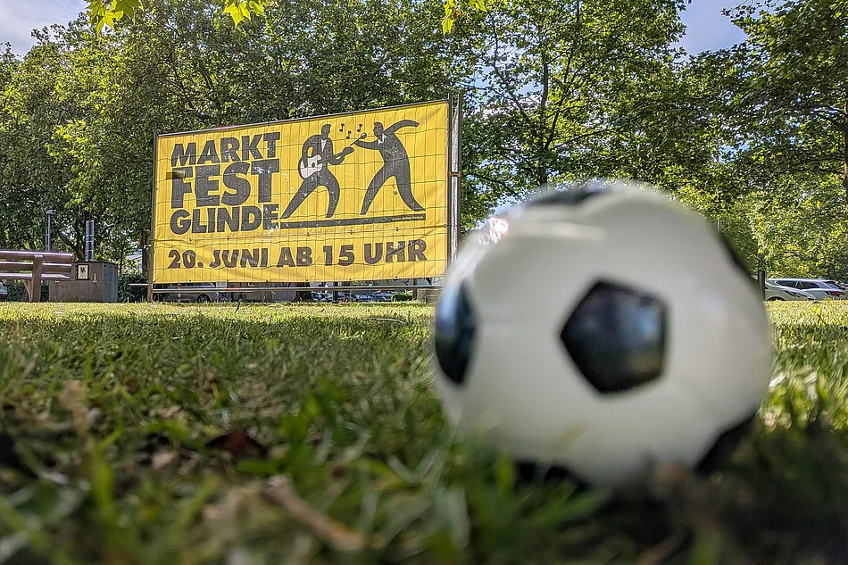 Vor einem Banner zum Marktfest Glinde liegt ein Fußball.