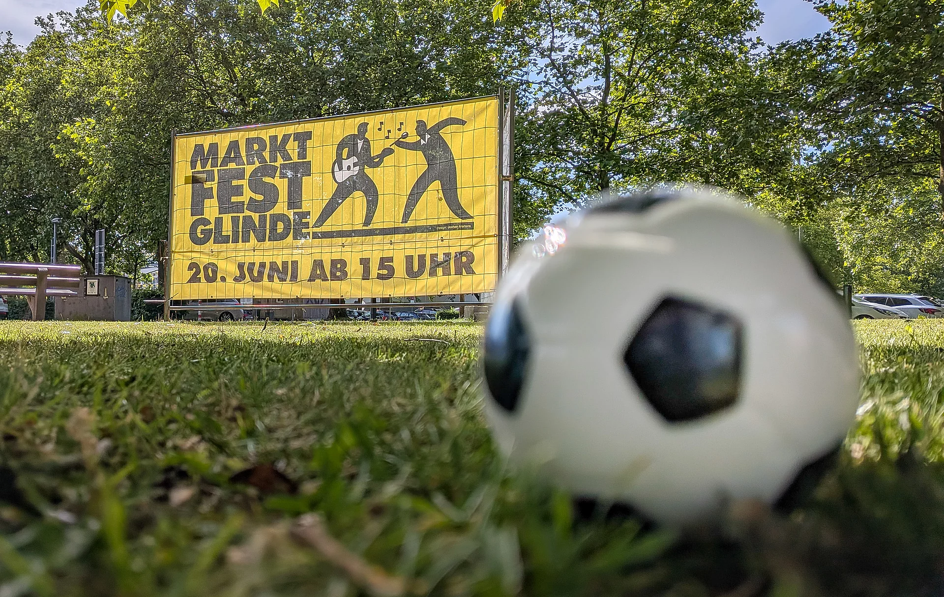 Vor einem Banner zum Marktfest Glinde liegt ein Fußball.