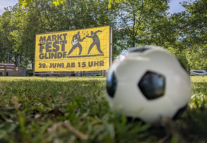 Vor einem Banner zum Marktfest Glinde liegt ein Fußball.