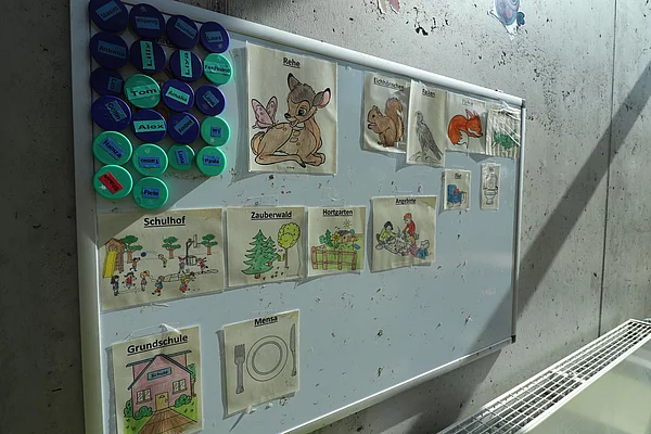 Eine Notizwand im Hort Löwenzahn Wiesenfeld.