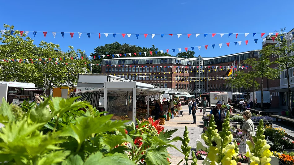Wochenmarkt-Stände in Glinde Ein Blick auf den Glinder Wochenmarkt mit verschiedenen Ständen.