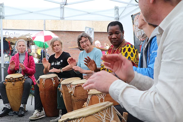 Menschen mit Trommeln