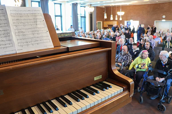 Ein Flügel auf der Bühne des Festsaals