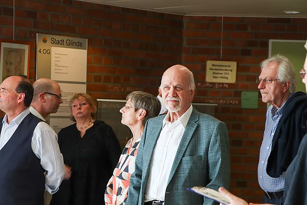 Glindes ehemaliger Bürgermeister Hans-Peter Busch schaut sich die Ausstellung an. 