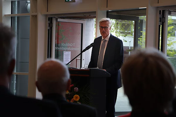 Glindes Bürgermeister Rainhard Zug steht an einem Rednerpult.