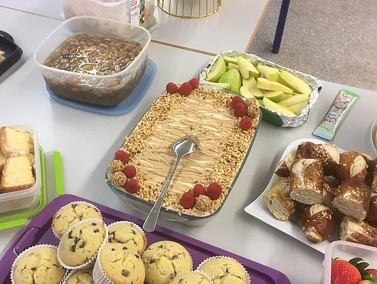 Muffins und orientalische Leckereien stehen auf einem Tisch.