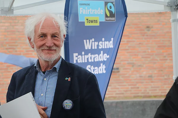 Manfred Holz (Fairtrade-Ehrenbotschafter) lächelt.