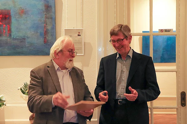 Der Vorsitzende des Sozialausschusses Frank Lauterbach (links, SPD) zeichnet Wolfgang Lonser aus.