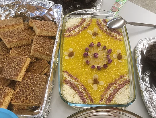 Lecker aussehende orientalische Speisen auf einem Tisch.