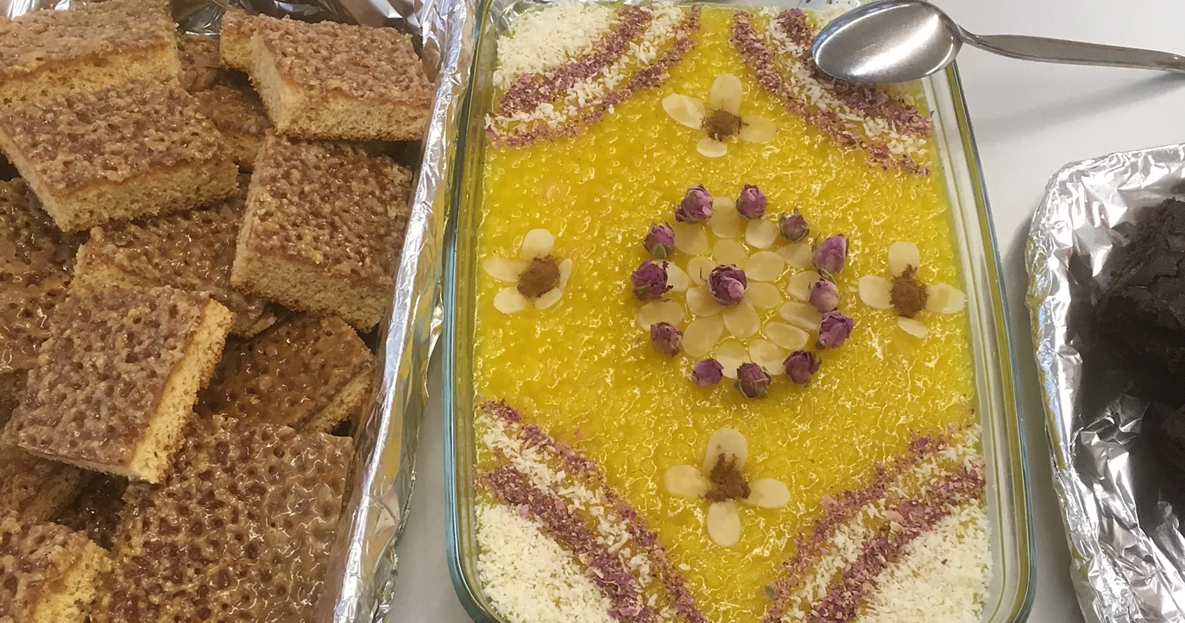 Lecker aussehende orientalische Speisen auf einem Tisch.