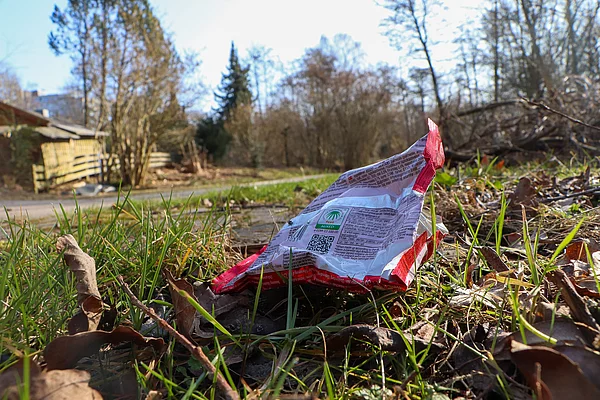 Eine kleine Plastiktüte liegt an der Glinder Au.