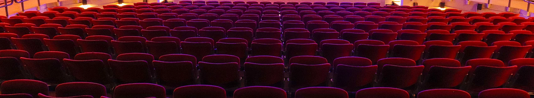 Der Saal des Forums auf der Bühne stehen Instrumente