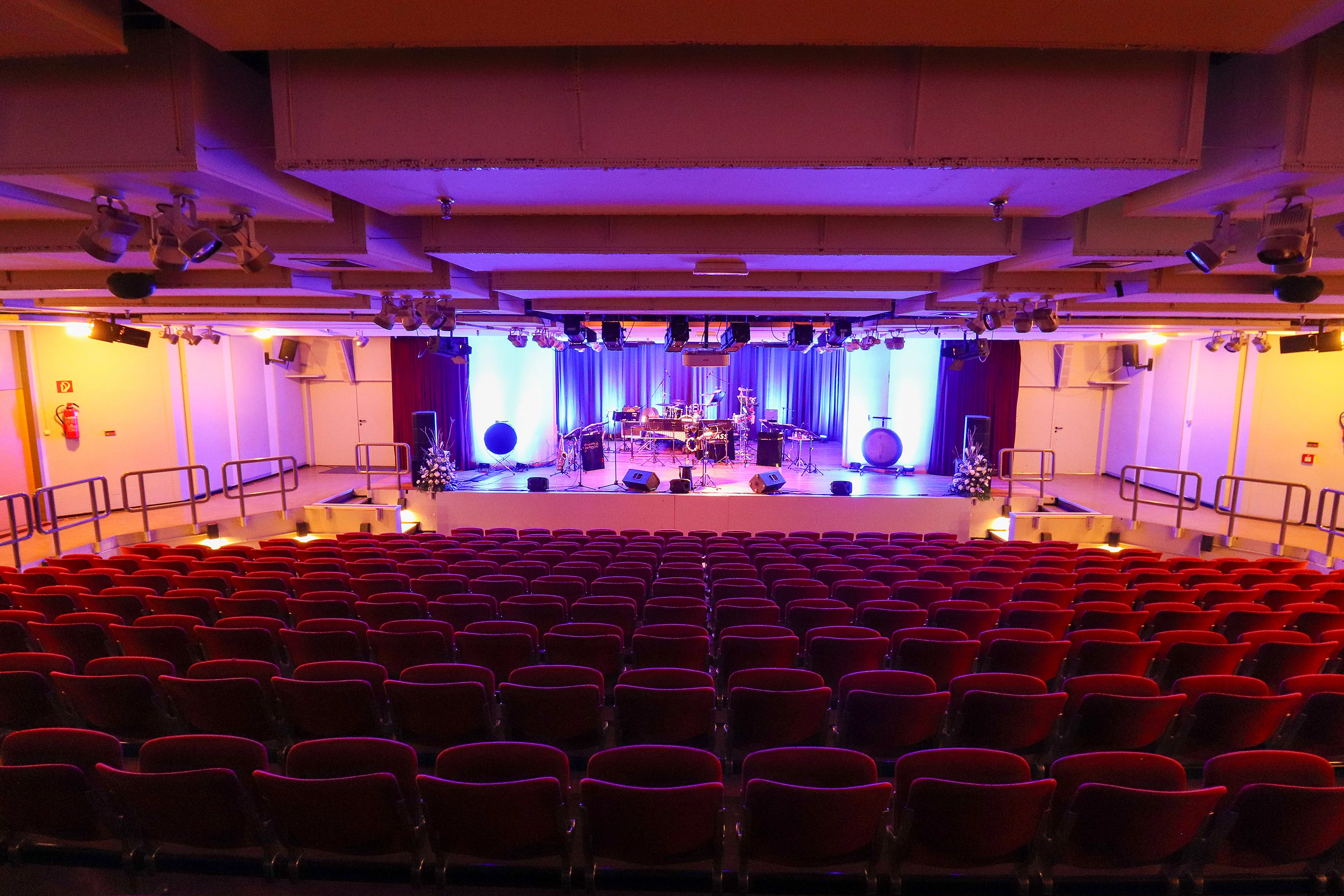 Der Saal des Forums auf der Bühne stehen Instrumente