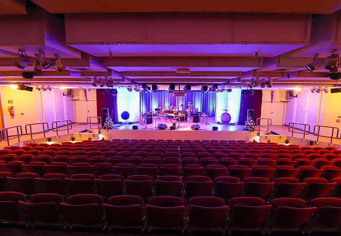 Der Saal des Forums auf der Bühne stehen Instrumente
