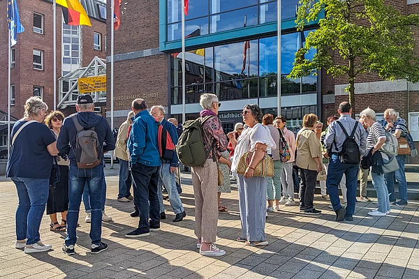 Menschen stehen vor dem Bürgerhaus in Glinde