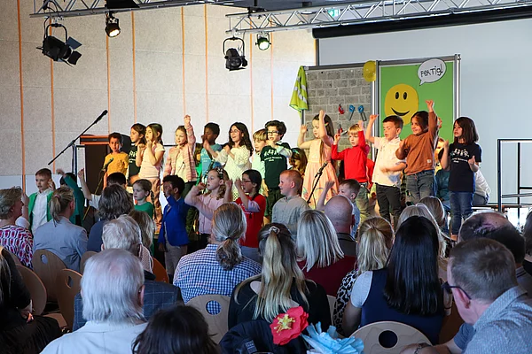 Kinder singen auf einer Bühne