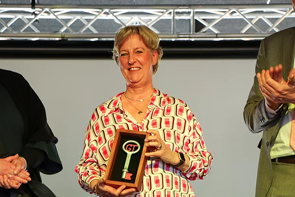 Schulleiterin Sabine Walter mit dem symbolischen Schlüssel zum Mensa-Gebäude.