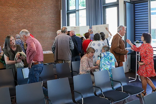 Menschen unterhalten sich in verschiedenen Gruppen.