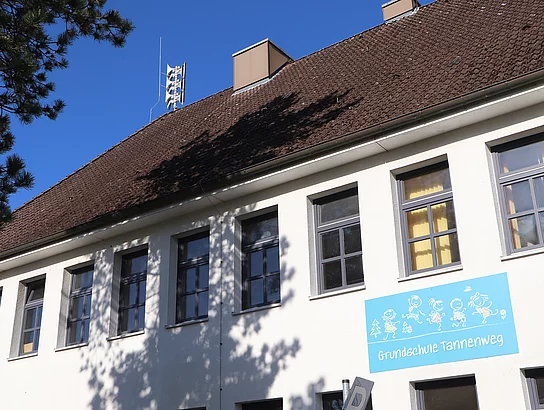 Auf einem Satteldach ist eine Sirene angebaut. Die Sirene sieht aus wie große flache Lautsprecher.