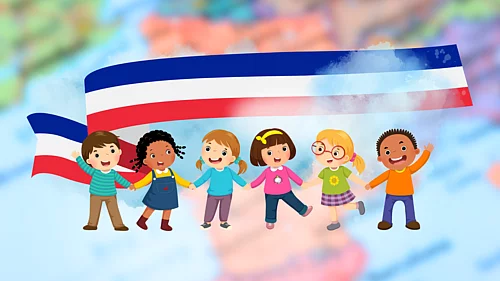 fröhliche gezeichnete Kinder mit einer französischen Flagge im Hintergrund