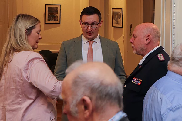 Patrick Klose im Gespräch mit Wehrführer Michael Weidemann.