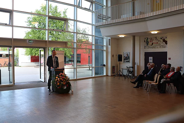 Bürgervorsteher Claus Peters am Rednerpult