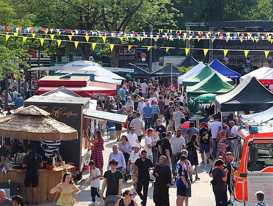 Blick auf das MARKTFEST 2026 Blick auf die Menschen an den Ständen am Nachmittag
