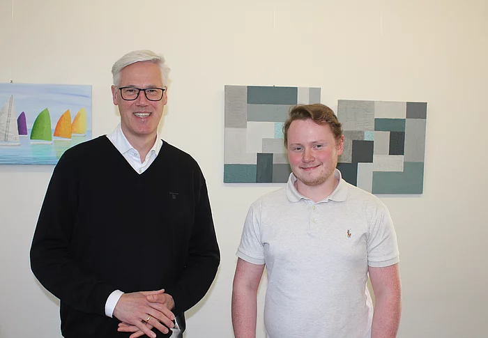 Bügermeister Rainhard Zug hat einen schwarzen Pullover an. Jonas Bartz trägt ein weißes Polo-Shirt.