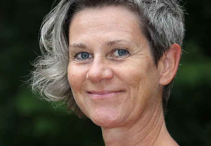 Alice Pantermüller lächelt freundlich in die Kamera. Sie hat graue Haare in einem frechen Schnitt.