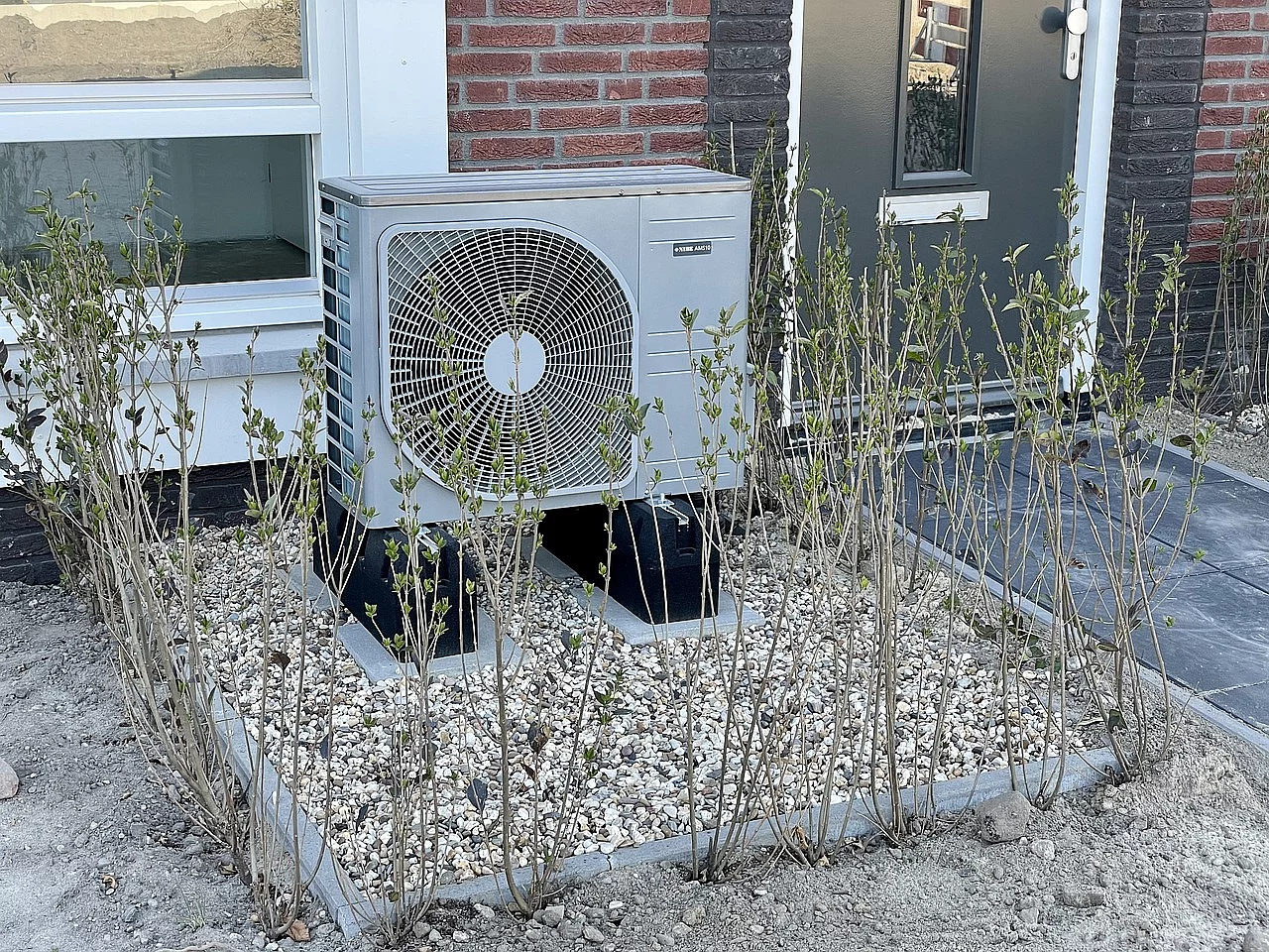 Eine Wärmepumpe an einem Wohnhaus.