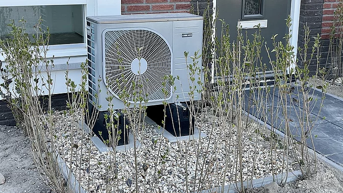 Eine Wärmepumpe an einem Wohnhaus.