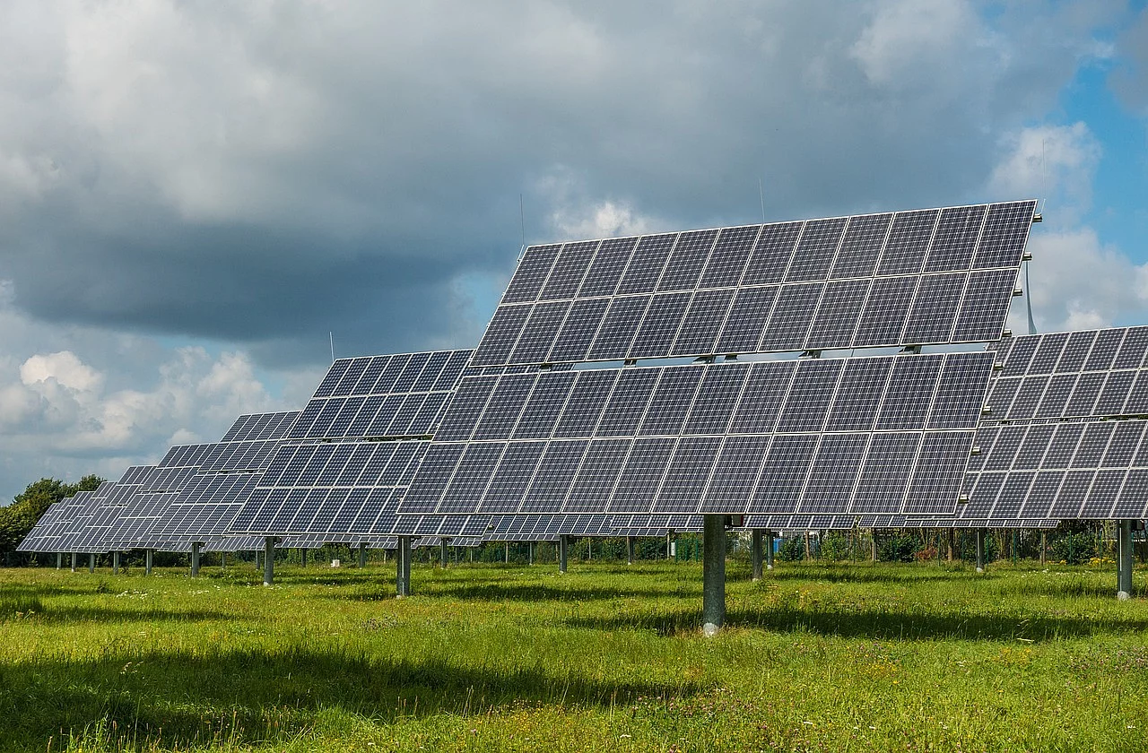 Solaranlage auf einer Wiese