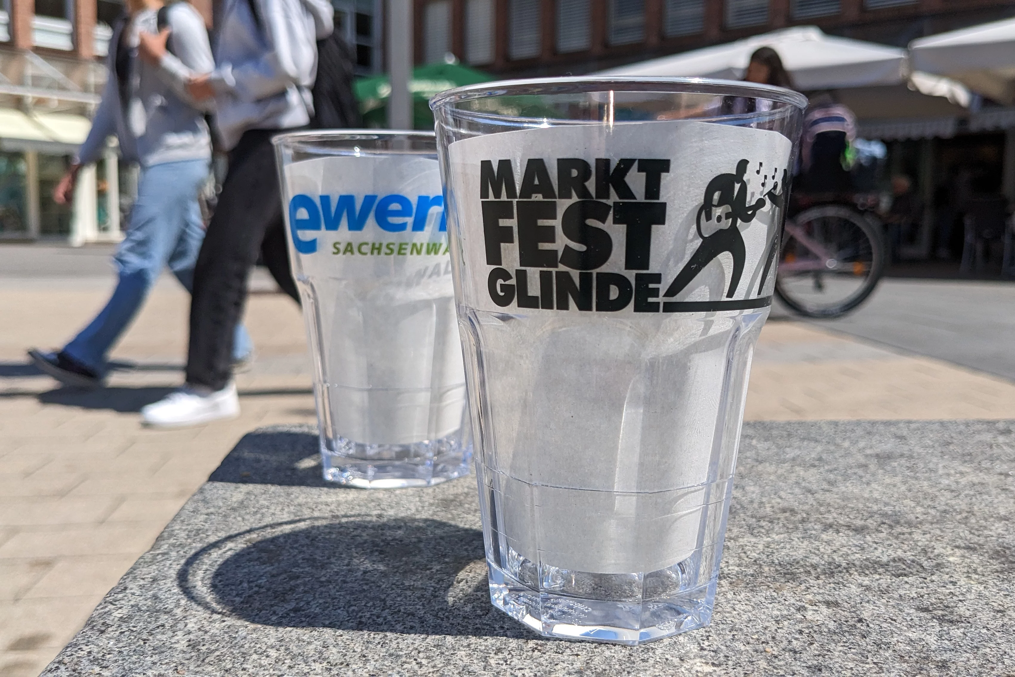 Zwei Plastikbecher mit Aufdruck Marktfest stehen auf dem Glinder Markt