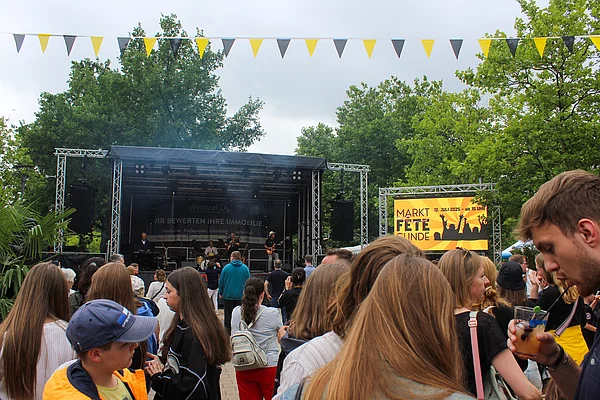 Blick vom Publikum auf die Bühne der Marktfête 