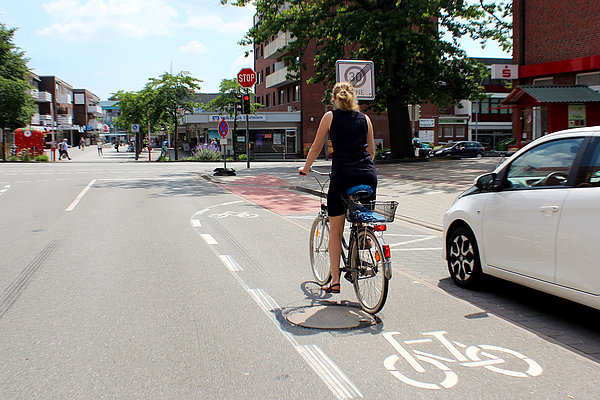 Am Übergang von der Mühlenstraße zur Möllner Landstraße wurden neue Fahrradstreifen im Kreuzungsbereich angelegt. Foto: Stadt Glinde