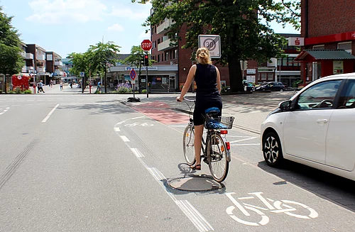 Am Übergang von der Mühlenstraße zur Möllner Landstraße wurden neue Fahrradstreifen im Kreuzungsbereich angelegt. Am Übergang von der Mühlenstraße zur Möllner Landstraße wurden neue Fahrradstreifen im Kreuzungsbereich angelegt. Foto: Stadt Glinde