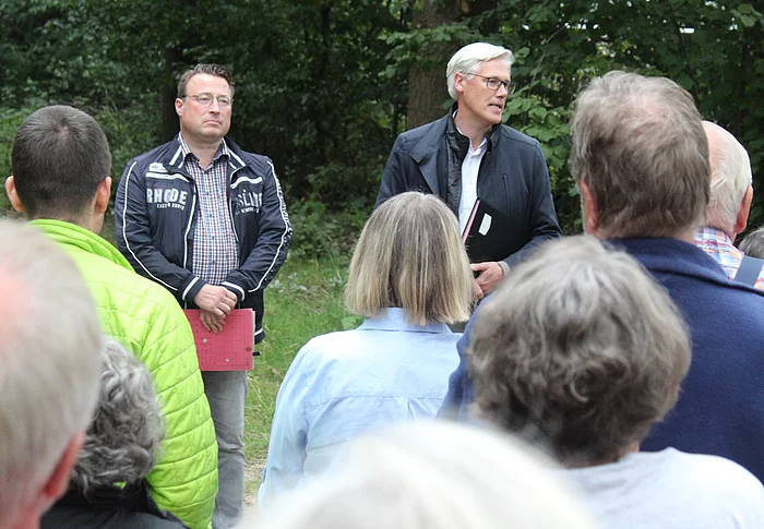 Anwohnergespräch zu Mobilheimen für Geflüchtete bei der Straße "Am Berge" - Bürgermeister Rainhard Zug (r.) und Leiter des Amtes für Bürgerservice Bernd Mahns (l.)beantwortet Fragen Foto: Stadt Glinde