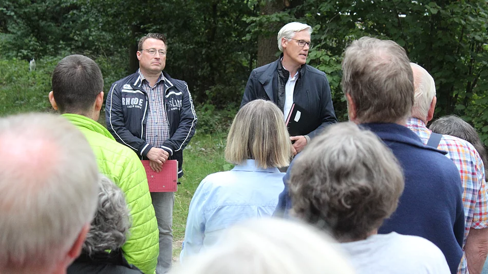 Anwohnergespräch zu Mobilheimen für Geflüchtete bei der Straße "Am Berge" - Bürgermeister Rainhard Zug (r.) und Leiter des Amtes für Bürgerservice Bernd Mahns (l.)beantwortet Fragen Foto: Stadt Glinde